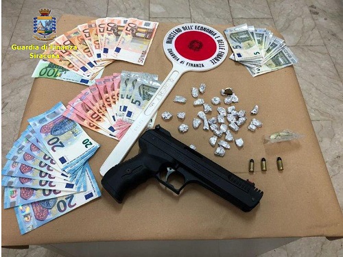 Siracusa, droga e armi: arrestati due presunti pusher
