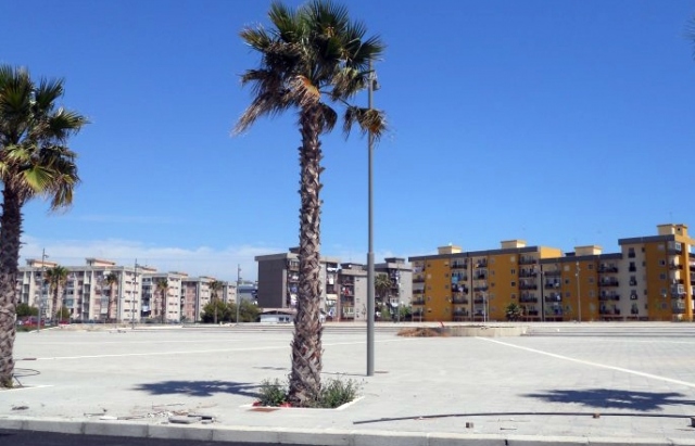 Augusta, sradicata panchina in Piazza Unità d'Italia: denunciati 5 giovani