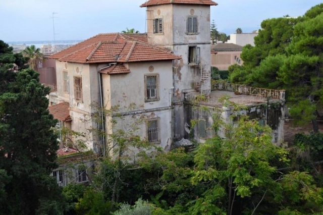 Siracusa, inizia la demolizione di Villa Abela: è polemica