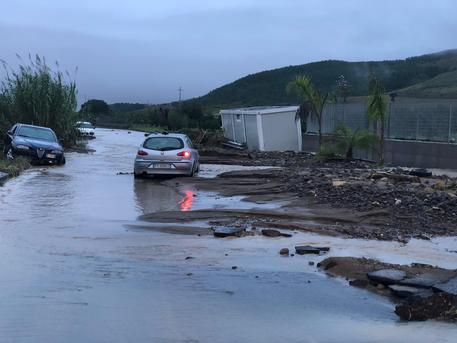 Nel Catanese, bomba d'acqua sulla statale Catania-Gela