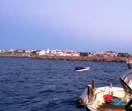 Lampedusa, mini sbarchi di migranti