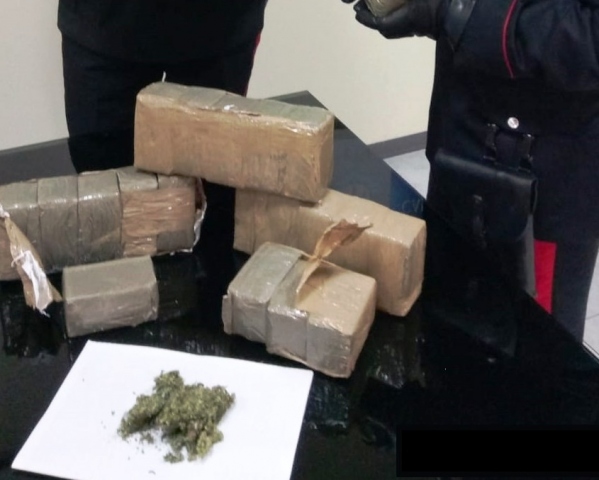 Siracusa, trovati con 10 chili di droga in auto: arrestati