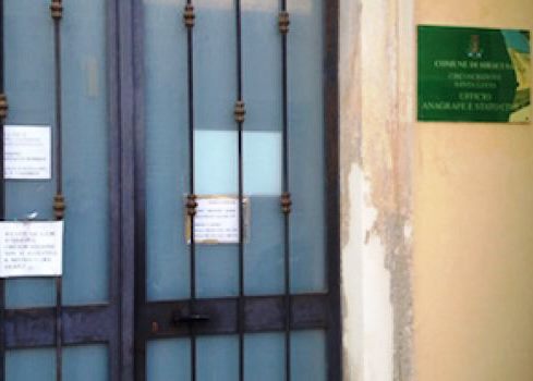Siracusa, rompe vetro della Circoscrizione S. Lucia: denunciato