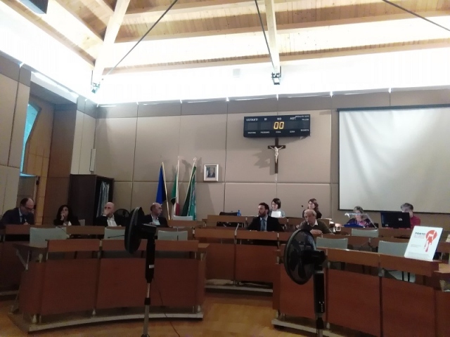 Siracusa, il consiglio censura Beppe Grillo su autismo: M5s abbandona l'Aula