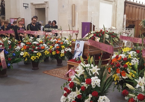 Avola, ultimo saluto a Loredana Lopiano. Don Fabrizio Novello: "Era un'anima meravigliosa"