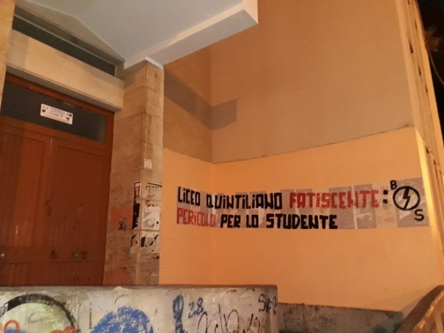 Siracusa, striscione del Blocco Studentesco all'ingresso del Quintiliano