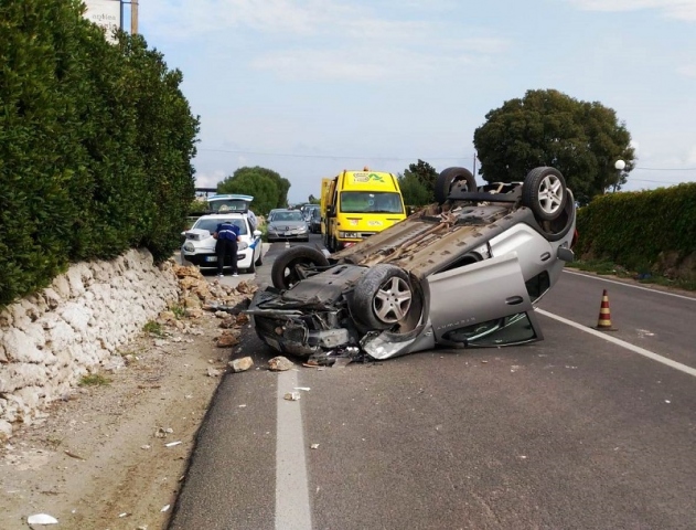 Siracusa, incidente in via Elorina: automobile finisce ribaltata sull'asfalto. Due feriti non gravi