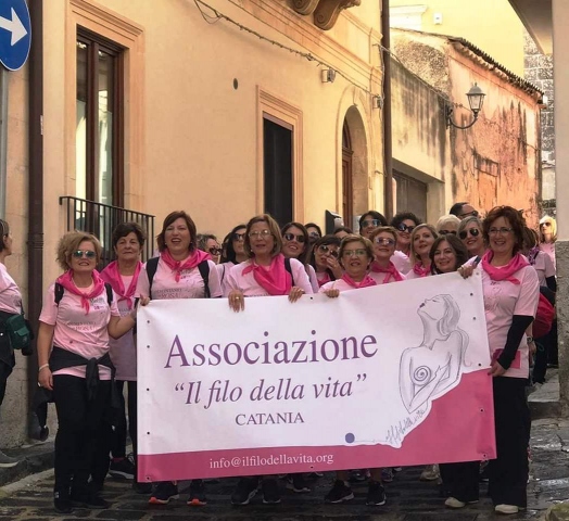 Melilli, donne in piazza per l'evento "Camminando in rosa"