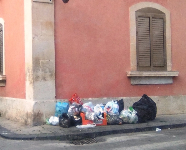 Rosolini, inadempienze servizio di raccolta rifiuti: il sindaco scrive a ditta e Prefettura