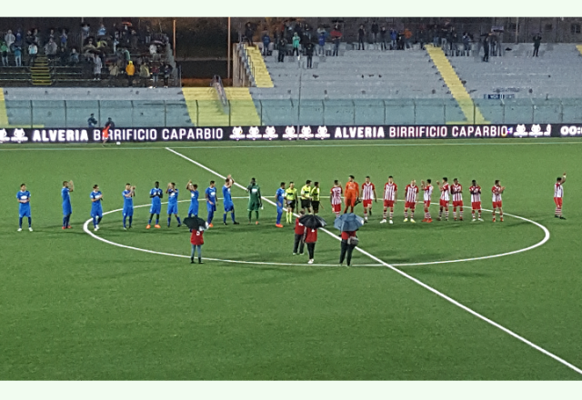 Siracusa "steso" in casa dal Rende, finisce 1-2 e a fine gara gli ultras contestano lo sponsor