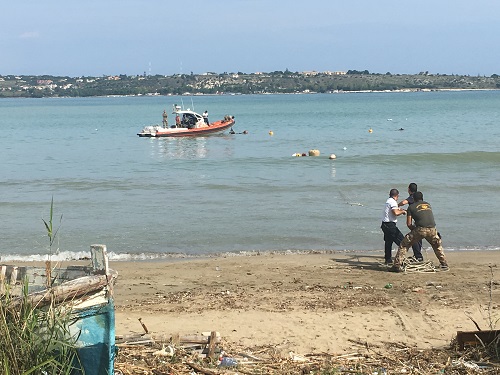 Lungomare di Augusta, rimosse imbarcazioni e "copri morti"