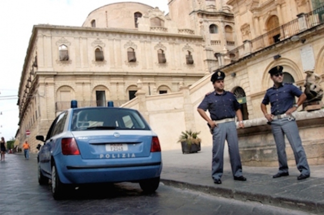 Noto, trasporto turistico senza licenza: denunciati in 2 per esercizio abusivo della professione