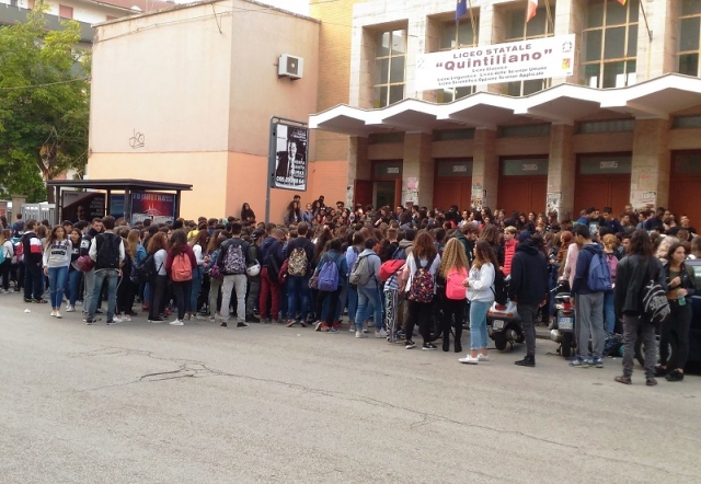 Siracusa, studenti in protesta all'Istituto Quintiliano: il Preside "Chiedono Aule adeguate"