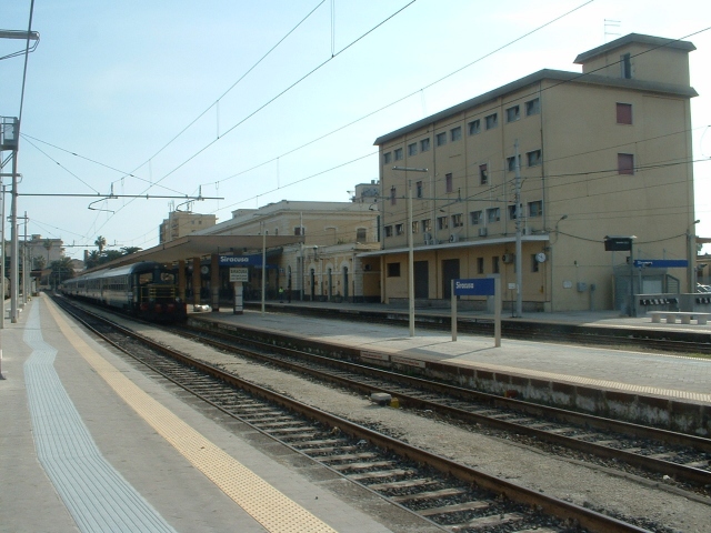 Catania-Siracusa, massi sui binari: sospesi i treni per due ore
