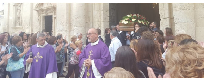Avola, ultimo saluto a Loredana Lopiano. Don Maurizio Novello: "Era un'anima meravigliosa" 1 Uscita chiesa Avola