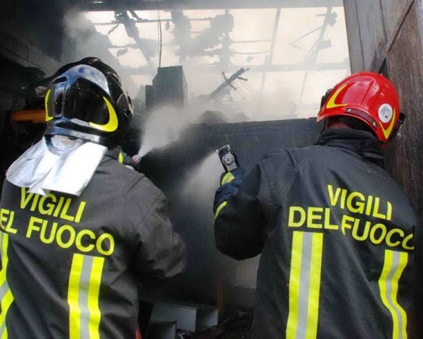 Siracusa, a fuoco villetta disabitata e abbandonata a Fontane Bianche