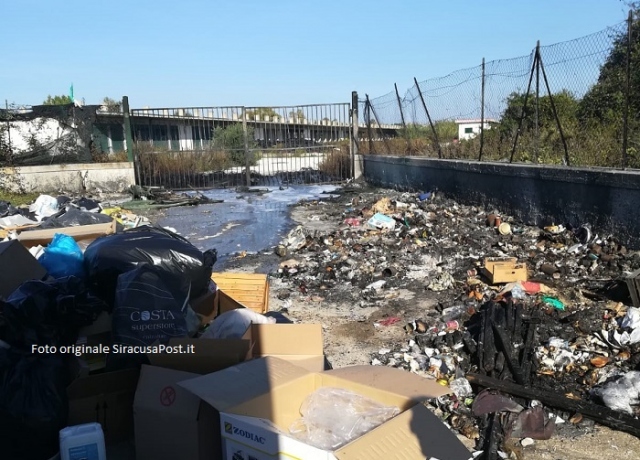 Siracusa, a fuoco discarica vicino al cancello dell'autodromo