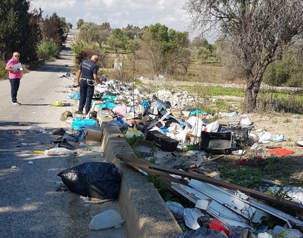 Pachino, abbandono dei rifiuti: i cittadini segnalano con foto e video alla Polizia Municipale