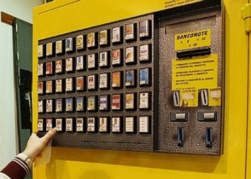 Noto, tenta di sfondare il vetro del distributore di sigarette: denunciato minore