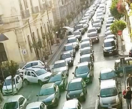 Siracusa, potatura di una palma in Ortigia: modifiche alla viabilità