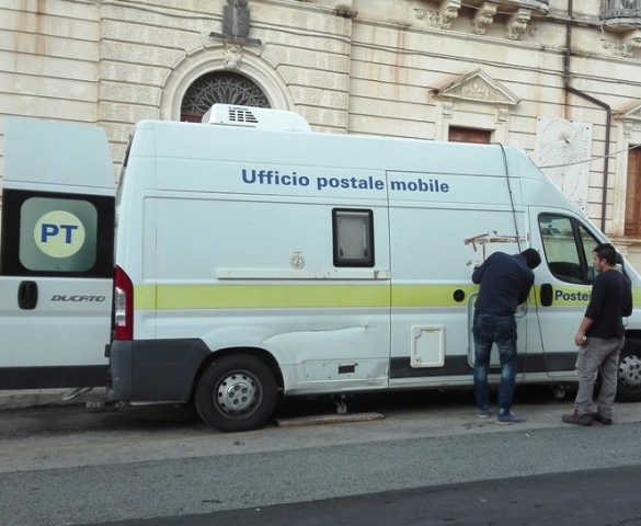 Canicattini Bagni, lavori al palazzo municipale: attivo l'ufficio mobile di Poste italiane