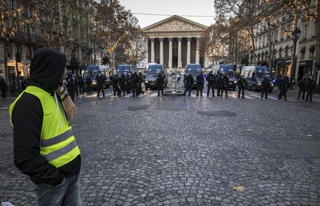 Parigi blindata per manifestazione gilet gialli contro caro-carburante