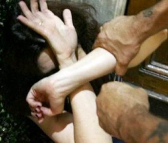 Augusta, picchia moglie e nasconde armi: ricercato un uomo