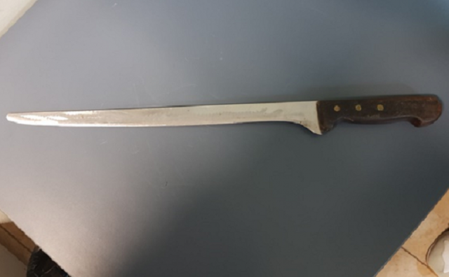 Siracusa, minaccia con un coltello i poliziotti venuti a prelevare il figlio minore