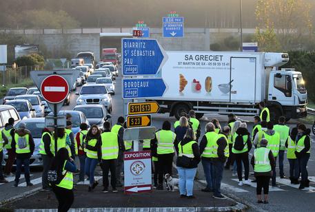 Sale la mobilitazione in Francia contro il caro-carburante