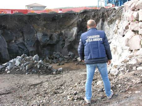 Nel Catanese, sequestrata cava abusiva nel parco dell'Etna