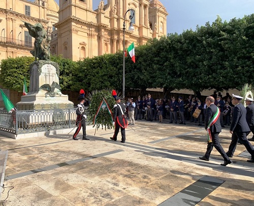 Noto, Festa delle Forze Armate: l’omaggio al Monumento dei Caduti e alle targhe commemorative