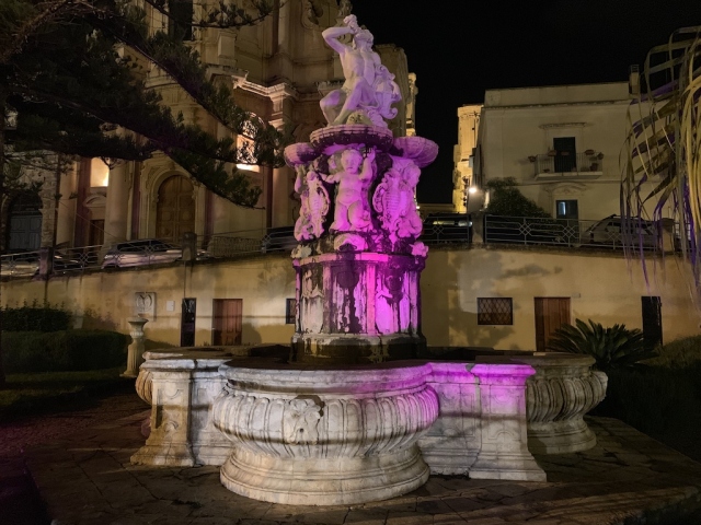 Noto, Giornata del Prematuro: s'illumina di viola la Fontana di Ercole