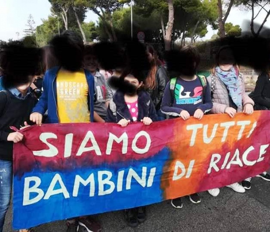 Siracusa, lo striscione alla Marcia dei Bambini che fa discutere: mozione in consiglio