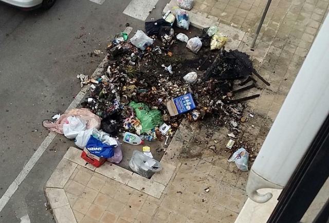 Siracusa, due cassonetti dell'immondizia in fiamme in via Filisto