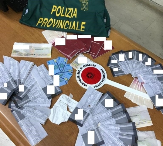 Siracusa, trovati in un sacco carnet di assegni, carte di credito e libretti di deposito