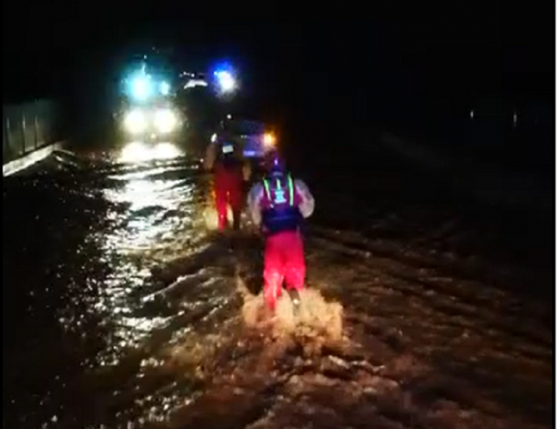 Siracusa, in contrada Cavadonna esonda un corso d'acqua: soccorsi automobilisti e residenti. VIDEO DELL'INTERVENTO