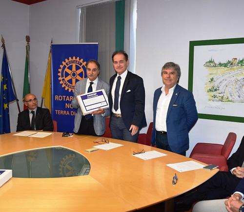 Rotary Club Noto dona cinque cuffie per chemioterapia all’Oncologia di Avola