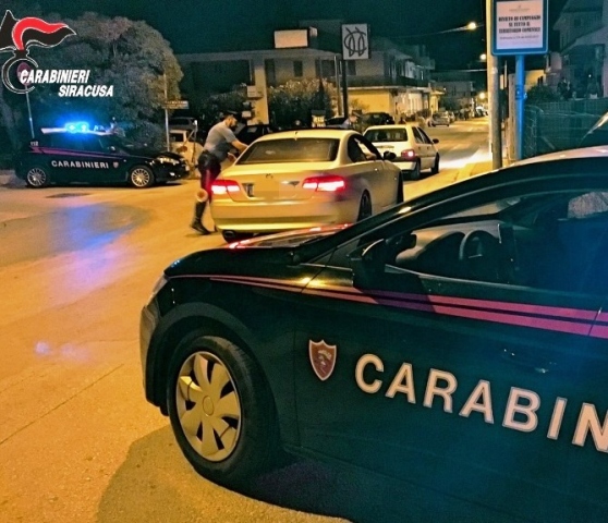 Carlentini, minore sfugge all'alt: insieme ai genitori inveisce contro i Carabinieri