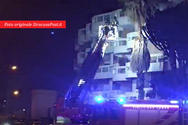 Siracusa, cadono rami di palma: intervento dei Vigili del fuoco