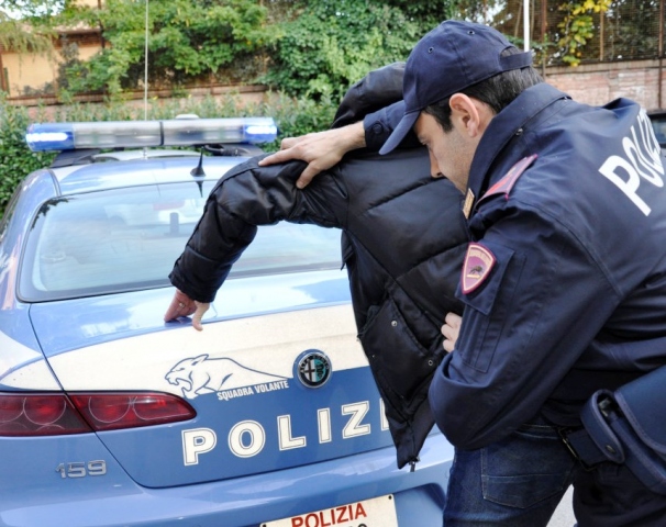 Augusta, picchia moglie e figlia, in garage droga e armi: fermato l'uomo ricercato da ieri