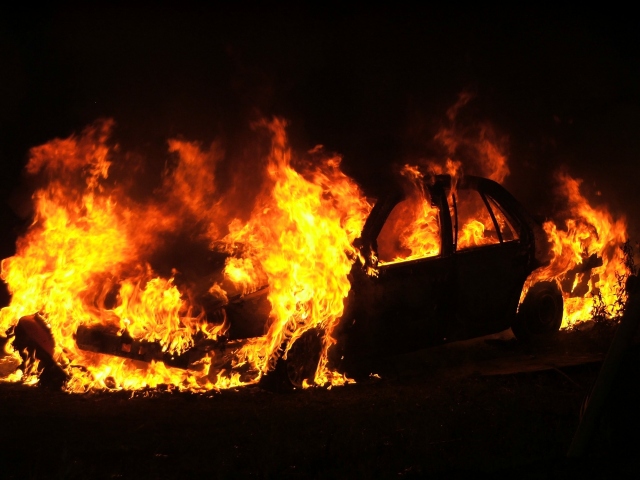 Siracusa, auto in fiamme nella notte in via Mosco