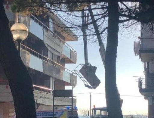 Taranto, cadono da un cestello elevatore: morti 2 operai