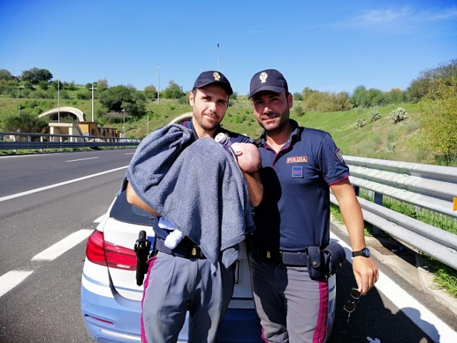 Autostrada Siracusa-Catania, Polstrada soccorre famiglia in difficoltà