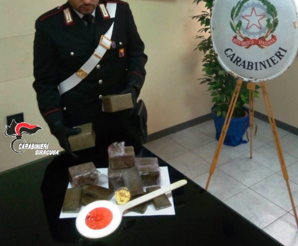 Siracusa, in auto con 3 chili di hashish: arrestata una donna