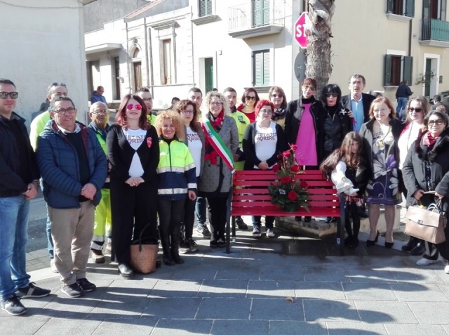 Canicattini Bagni, violenza donne: inaugurata la "panchina rossa"