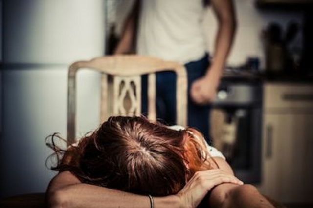 Siracusa, picchia ex moglie e suoceri: la donna finisce in ospedale, lui al Pronto soccorso continua a minacciarla