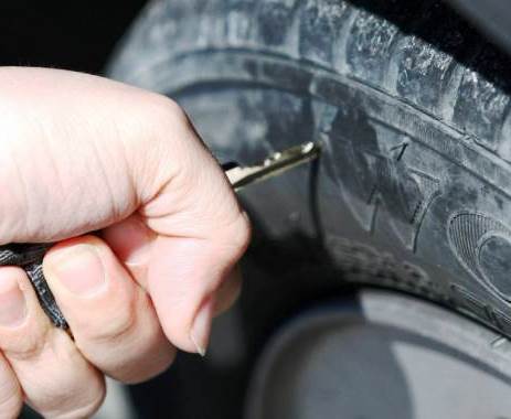 Noto, danneggiato l'autovettura di una donna: denunciato minore