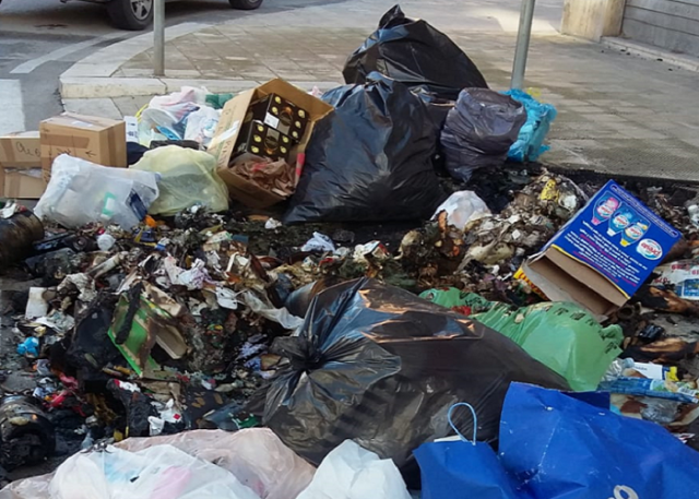 Siracusa, cassonetti bruciati rimossi: sacchetti abbandonati sul posto