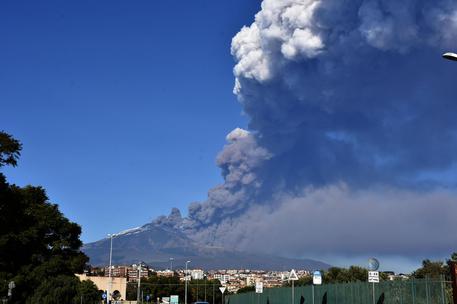 Catania, riapre l'aeroporto ma con limitazioni