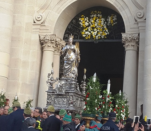 Siracusa, l'uscita di Santa Lucia: Mons Pappalardo nel discorso parla di migranti: "Come Cristiani non possiamo accettare nessuna forma di discriminazione"